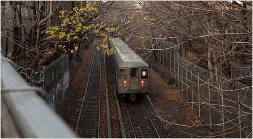 落叶覆盖铁轨 纽约地铁露天线路列车打滑_新