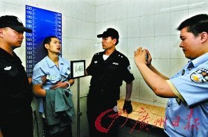 佛山警方为成瑞龙拍照.
