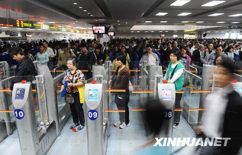 回归十年珠海拱北口岸验放旅客量约增2倍_新