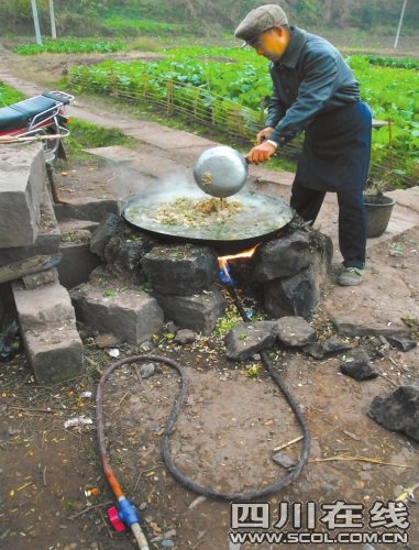 南充农户废弃油气井口打洞 插管偷气(图)_新闻