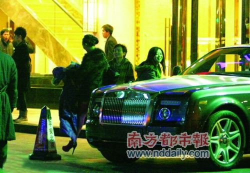 劳斯莱斯中步出,而兰博基尼跑车里则出来一位身穿黑色休闲大高清图片