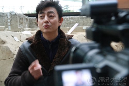 音乐剧王子杨宇接受专访 金沙博物馆内大展歌喉