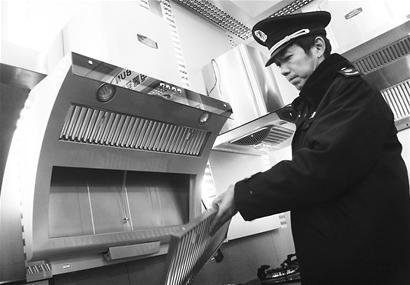 成都格林格举报 山寨 工商执法现场维权_厂商