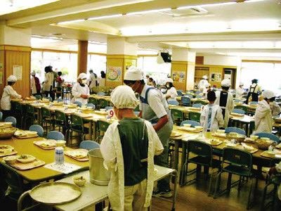 组图:看看日本学校食堂都做什么饭