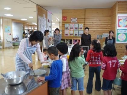组图:看看日本学校食堂都做什么饭_焦点图