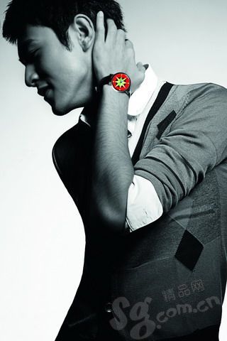 模特佩戴摩凡陀艺术家系列腕表