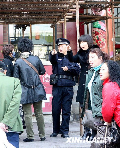 上海交管部门积极疏散滞留乘客_新闻滚动