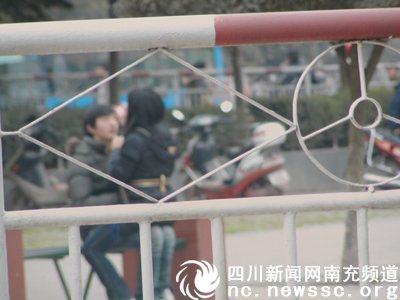 一对青年<em>男女</em>公众场合作出<em>不雅</em>暴露动作(图)