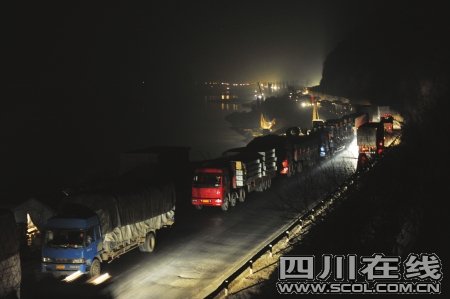 棋盘关暂停单进双出 滞留车辆基本已通关_热点