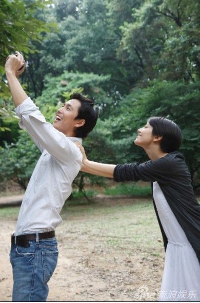 高圆圆郑雨盛韩国拍写真 甜蜜似情侣_娱乐速递