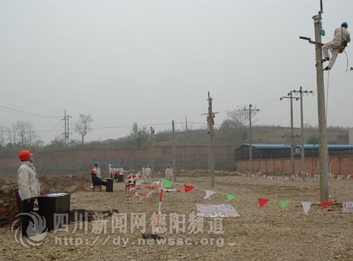 江供电公司进行09年最后一期农电准入考试_新