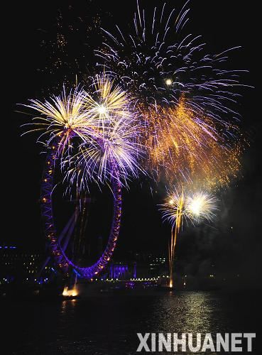 世界各地迎新年:英国伦敦泰晤士河焰火表演_新