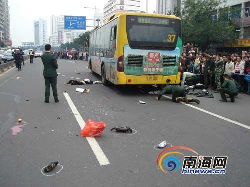 3日下午3时20分,海口市滨海大道水产码头前,一辆公交车在斑马线上撞飞