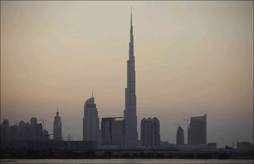 从世界第一高楼迪拜塔俯瞰周边建筑_新闻滚