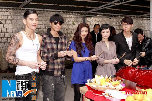 阿娇复出后首部电影开机 戴假发亮相神似赫本