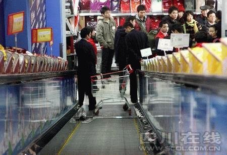 成都一4岁男孩被自动扶梯“吞进”半小时