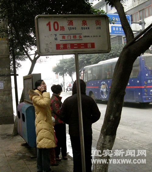 10路公交车改线路涌泉街过时站牌让乘客苦等