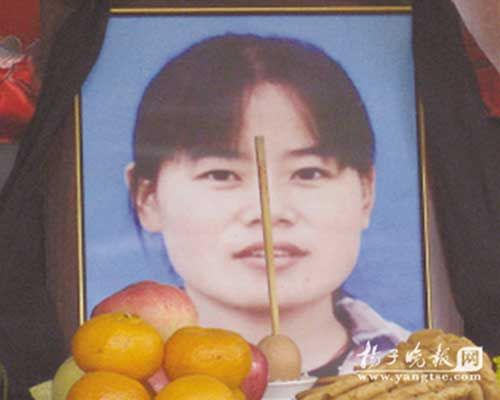 现她是被窨井盖上裸露出的