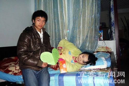 花季少女遇车祸全身瘫痪二胡少年传爱心网友