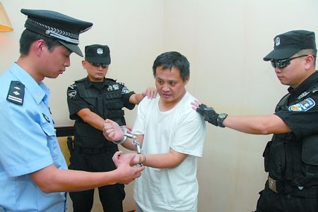 庆岳宁等31人涉黑案今开审 被控非法持枪罪等
