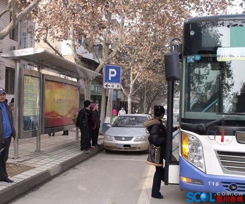 南充一公交车站台被停车位霸占 市民喊危险