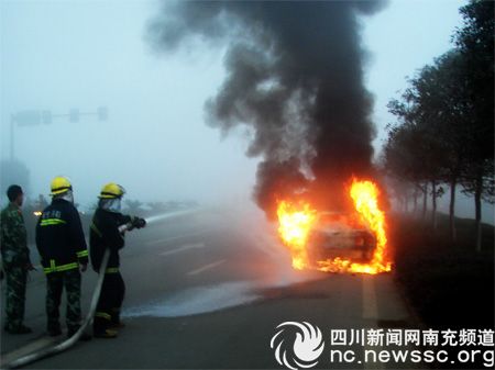 未配灭火器 小车自燃成火车_新闻滚动