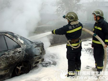 未配灭火器 小车自燃成火车_新闻滚动