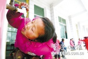 山区小学无力建食堂 学生无午餐灌自来水(图)_