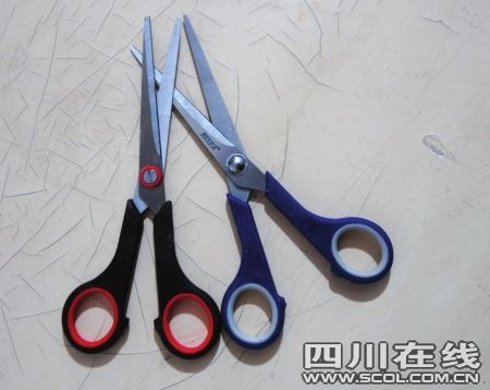 拿剪刀抢菜刀 劫了人后神叨叨_新闻滚动