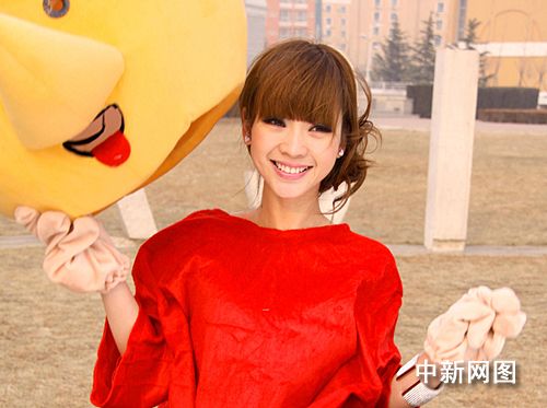 柳岩学生制服清纯冰冻出镜 冻僵双手报恩_娱