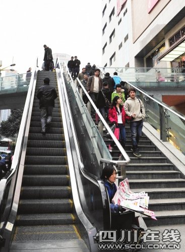 网友建议开动春熙路天桥扶梯 商场表示费用高