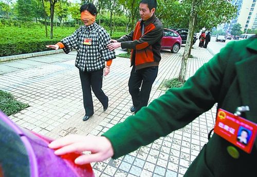 市人大代表体验盲道:一路走来磕磕绊绊图_新闻