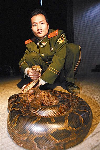 解放军报武警成功解救蟒蛇缠身老伯图_新闻滚