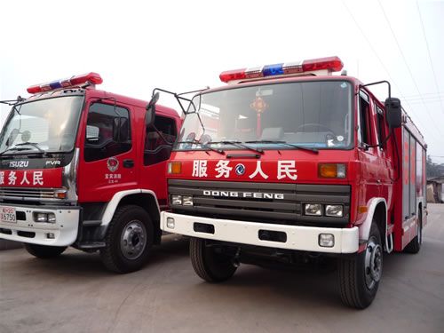 宜宾崔科山午后发生火情各单位全力救火化险为