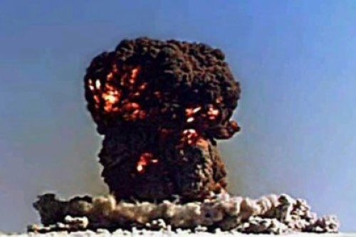 原子弹爆炸时的蘑菇云.图片来源:国际在线