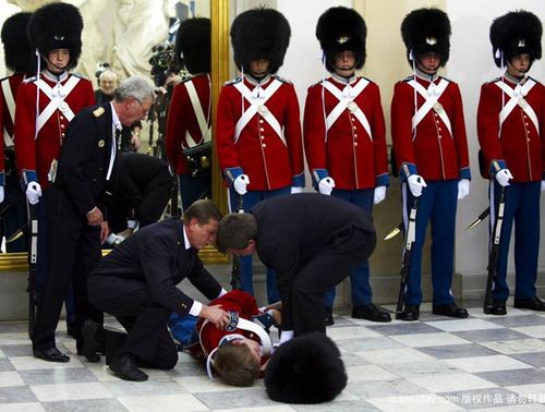 没想到的是,在皇家卫队列队欢迎女王到来时,一名士兵突然晕倒在地,脸