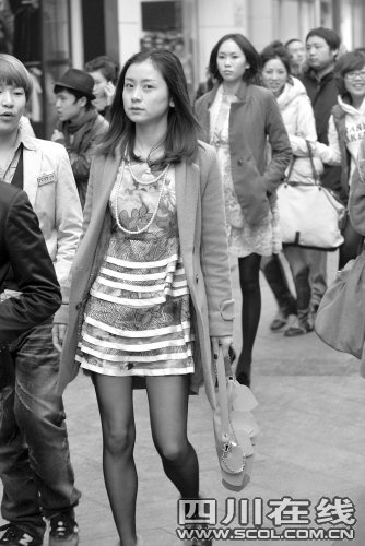 成都天气持续回暖春光好 <em>美女</em>已穿上<em>丝袜裙子</em>