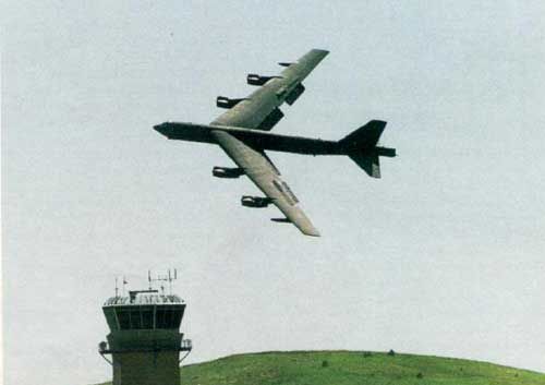 美国B-52远程轰炸机在新加坡航展进行飞行表