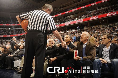 美国正副总统一起观看大学篮球赛_新闻滚动