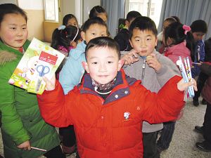 期末收获节 小学生积攒表现奖章换实物_滚