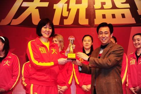<em>恒大女排</em>获150万巨奖创记录 <em>许家印</em>为郎平颁奖