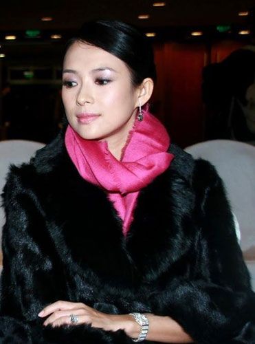 章子怡泼墨门后终亮相 妆浓人瘦笑很苦_娱乐