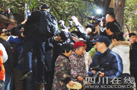 受贿1600万强奸女大学生 文强受审_新闻滚动