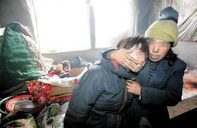 12岁女孩称被邻居侵犯8次 曾遭生父强暴_滚动