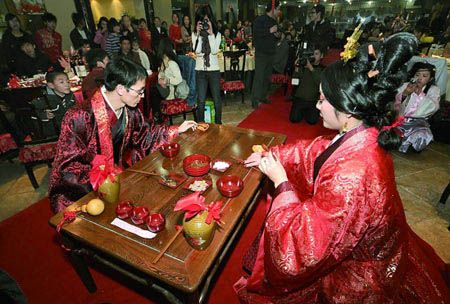 新人自行策划场仿古婚礼 同牢合卺解缨结发