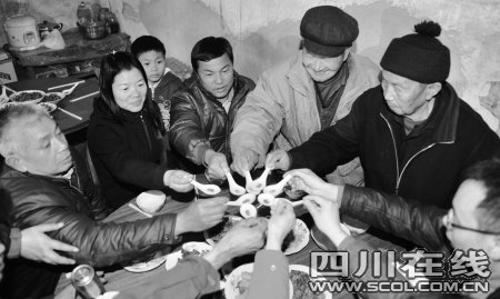 乡亲用瓢羹酒迎接他