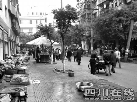 比城管还牛 这条街没人敢管_新闻滚动