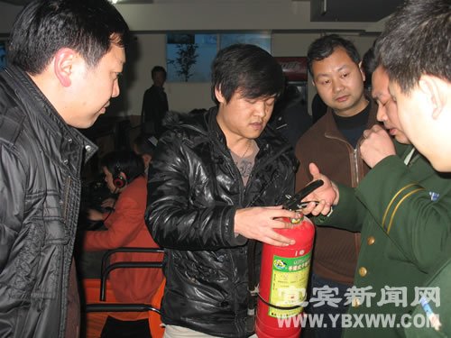 排除安全隐患宜宾县开展节前娱乐场所、网吧专