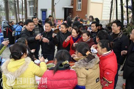 新房前摆起坝坝宴 灾区人民欢乐过年