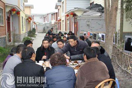 新房前摆起坝坝宴 灾区人民欢乐过年